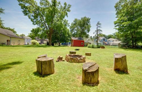 Adrian House | Fire Pit, BBQ and Yard Family Home in Adrian