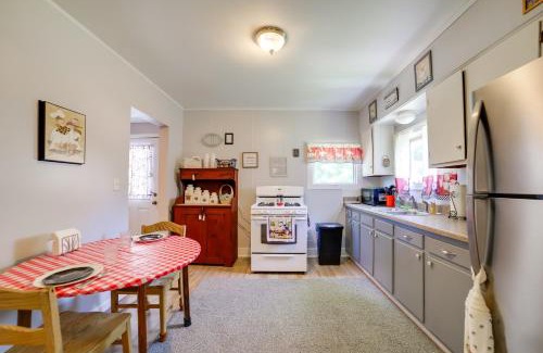 Adrian House | Fire Pit, BBQ and Yard Family Home in Adrian