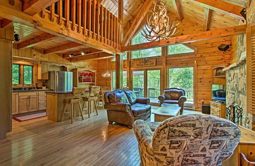 Long Pond Cabin | Fire Pit & Hot Tub: Poconos Family Cabin!
