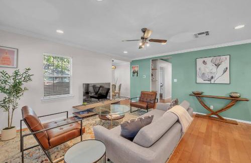 Galindo House | Fire Pit, Lounge & Fenced incline bed SoCo Spot