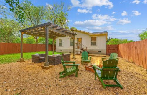 Galindo House | Fire Pit, Lounge & Fenced incline bed SoCo Spot