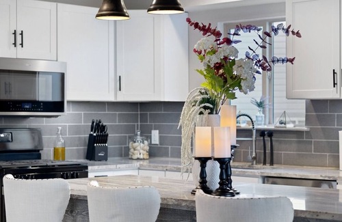 Quail Hollow House | Fire Pit Yard Games + Grill | Stylish 3BR Near Q2