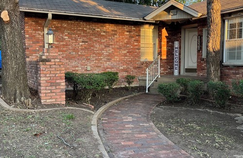 Fort Worth House | Firepit, BBQ, Deck, Near TCU,Pack & Play, WiFi, Outdoor Dining, sleeps 6