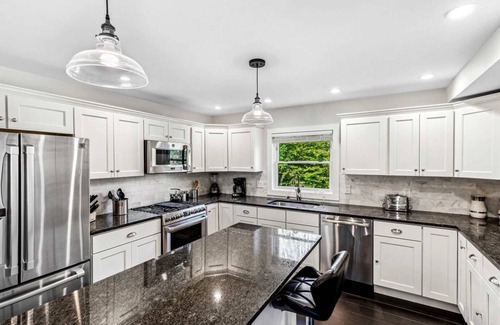 Quechee House | Fireplace, Dream Kitchen | 865 Marsh Family Rd