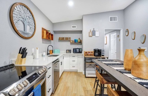 Conway Apartment | Fireplace + Lake View + 10min to dwtn + near parks