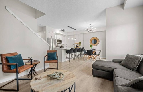 Cochrane House | Fireside Vista | King Bed | Cable | Pets | Modern