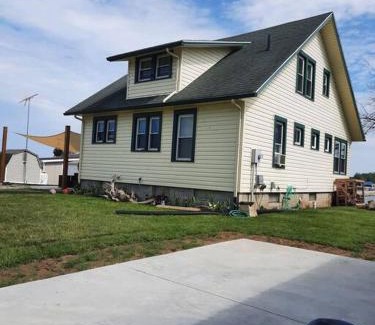 Port Clinton House | Fisherman's place, pet friendly, waterside, docking