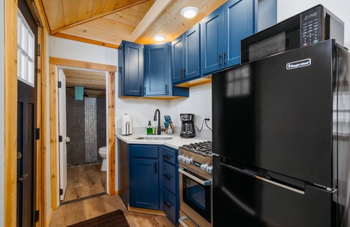 Mayfield Cottage | Fishing-Arbutus-Pontoon Rental-Family Friendly