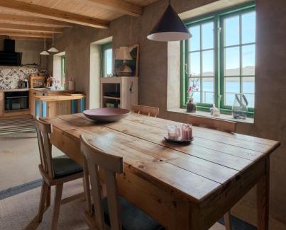 Streymoy House | Fiskahúsið - Waterfront Cabin - Stunning Views