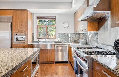 Whistler Ski Chalet | Fitzsimmons Walk 39 | Walk to village, hot tub, modern, flexible bedding