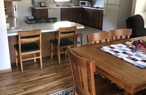 Alta Vista House | Five Bedroom Fully Furnished Guesthouse in NE Iowa Sleeps 10