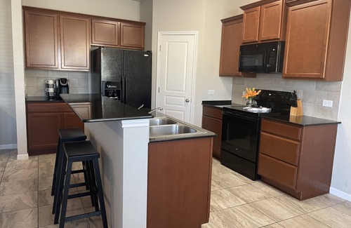 Temple House | Five ⭐️ Clean! King ensuite next to Crossroads Park.
