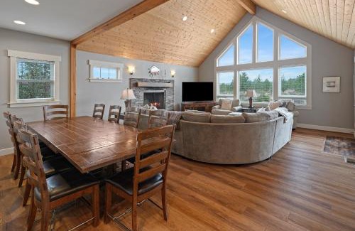 Westbrook Meadows House | Five Peaks Home with Soaking Tub