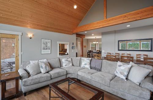 Westbrook Meadows House | Five Peaks Home with Soaking Tub