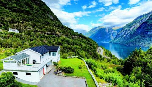 Hellesylt Apartment | Fjellhagen - Geirangerfjord view