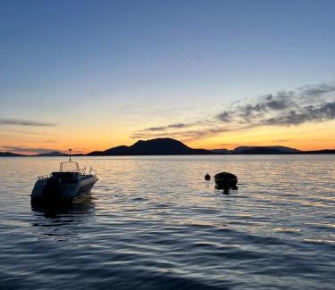 Etne House | Fjord house with a private bay, boats and sauna!