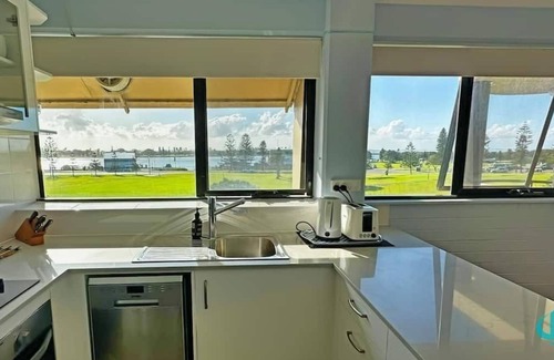 Newcastle East Apartment | Flagstaff Apartment - Newcastle harbour views