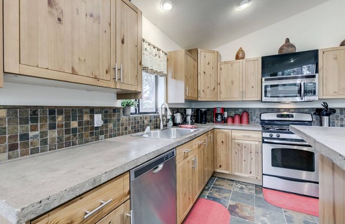 Kachina Village Ski Chalet | Flagstaff/Grand Canyon/Snowbowl/Williams/Sedona Area- Family Retreat n