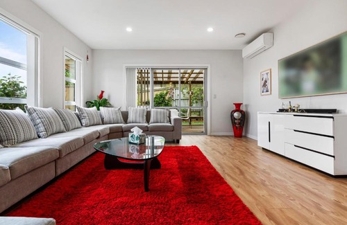 Ormiston House | Flat Bush Villa - Auckland Holiday Home