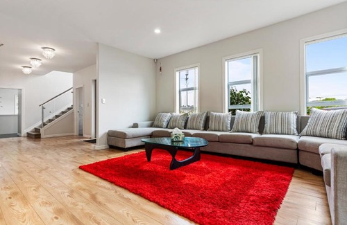 Ormiston House | Flat Bush Villa - Auckland Holiday Home