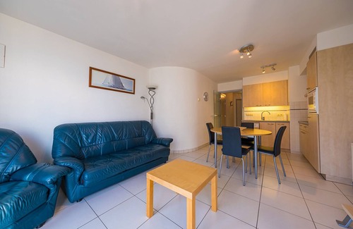 Middelkerke Apartment | Flat near Zeedijk with side sea views