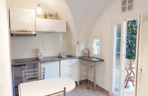 Old Town Apartment | Flat renovated, center, near flowermarket, calme, 60m beach, next to the Opera