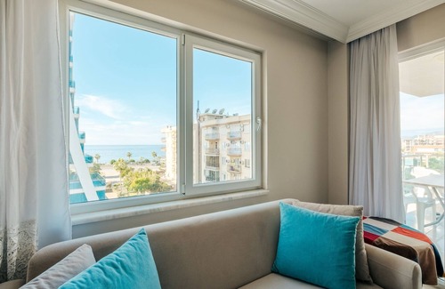 Mahmutlar Apartment | Flat w Pool and Sea-view Balcony, 1 min to Beach