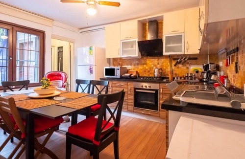 Uskudar Apartment | Flat with Garden Close to Coast in Uskudar