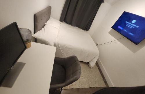 Gipsy Hill Apartment | Flat with Work Station, Monitor, Smart TV & Netflix