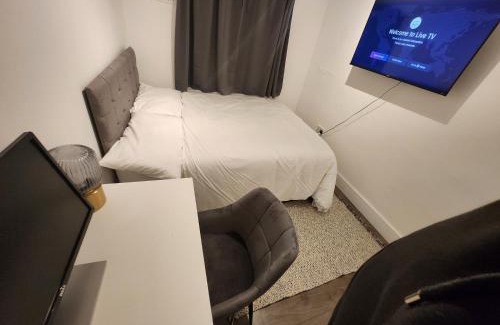 Gipsy Hill Apartment | Flat with Work Station, Monitor, Smart TV & Netflix