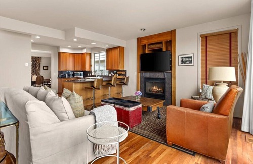 North Admiral House | Flawless City And Mountians Views in West Seattle 5 minutes to Alki
