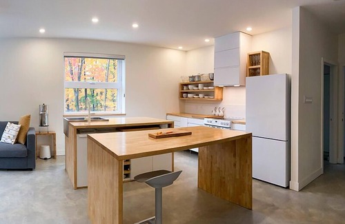 Shefford Apartment | FLEURS Room – Cozy & Eco-Friendly Stay around Mt. Shefford, FLEURS Room – Zen & Nature-Inspired Spac