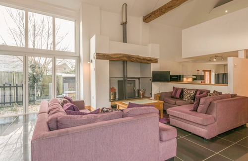 North Walsham Cottage | FLINT BARN, pet friendly, luxury holiday cottage in Knapton