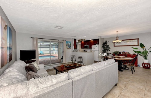 Gulf Gate Woods House | Flip off your Flops at the Faded Oasis!