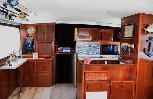 Key West Boat Rental | Floating Island Escape: Spacious 65' Hatteras Boat, Full Amenities & Sun Deck