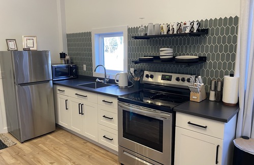 Erbs Cove Apartment | Flora studio on the lake - minutes from St Martins!