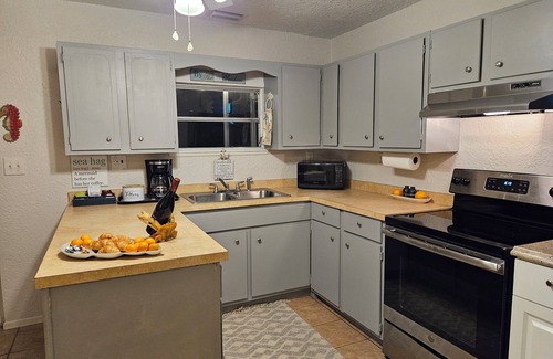 Palmetto Cottage | Florida Charm Minifarm🐓 HotTub-POOL-Chickens! Near I75, I275. Pets, trailers OK