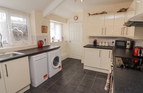 Reynoldston Cottage | FLORIDA COTTAGE, family friendly, with a garden in Reynoldston