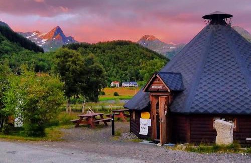 Austvagsoya House | Flott hytte og naust med beliggenhet ved vannet!