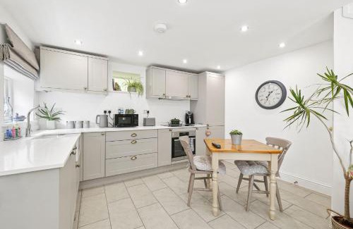 Ludwel House | Flower Cottage by Ludlow Castle with Onsite Parking