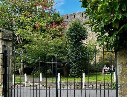 Ludwel House | Flower Cottage by Ludlow Castle with Onsite Parking