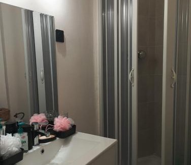 Les Puces de Saint-Ouen House | flowers room au coeur de saint Ouen parking gratuit