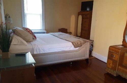 Queens Apartment | Flushing Meadows-Queensboro Hill Gem