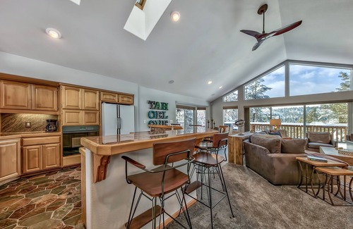 Pioneer Trail House | Fly High in Total Luxury: Hot Tub, Views, Privacy, Decks, Peaceful, A/C