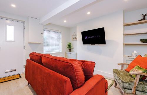 Sandbach House | Foden's House by YourStays - 2 Bedroom Cottage in Sandbach with gorgeous dining room extension, High end finish