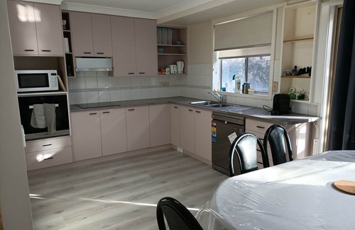Scullin House | 💜 Follow the sun 💜 3br Perfect Canberra Gettaway