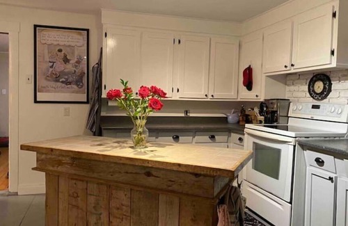 Kings County Other | Foot of the Mountain Farmhouse-New Upgrades! Air conditioning!