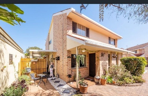 Lake Illawarra House | Footsteps to sand, surf & sun at Warilla Beach