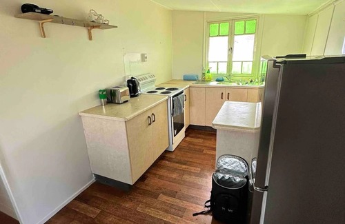 South Townsville House | For work or play city fringe 1 bedroom cottage fast WIFI laundry