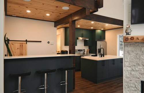 Manitoba Cabin | Forest Cabin Getaway! Sleeps 8, Hot Tub, Fireplace